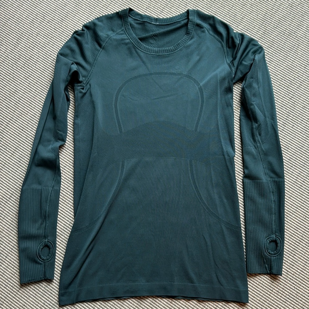 Lululemon switty long sleeve. Size 8. Blue/green color.